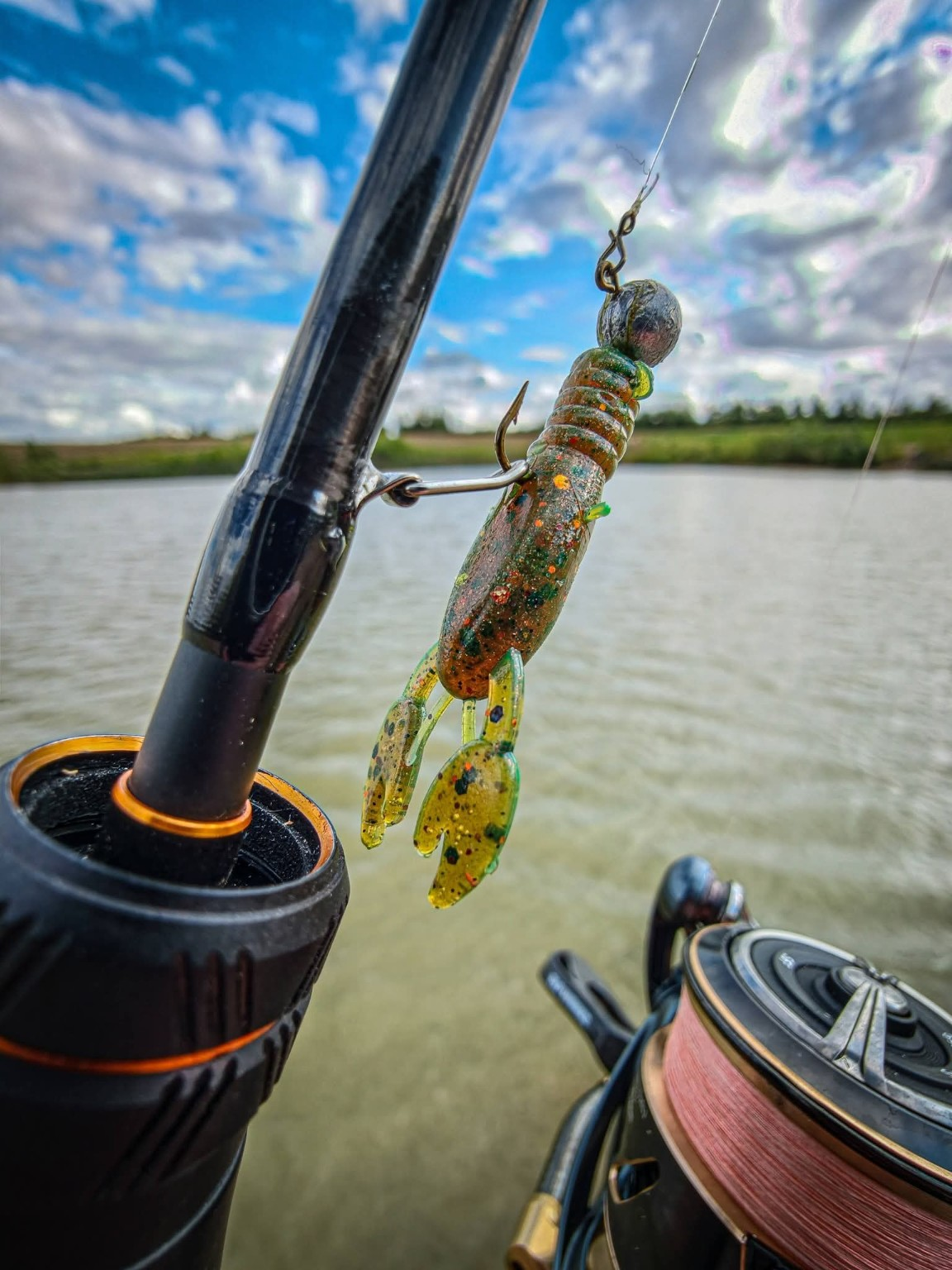 Mini Pincher – rigged lure Mini Pincher lure rigged beside a fishing rod and reel